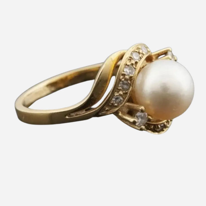 Elegant Ring with Pearl and Brilliant Gold