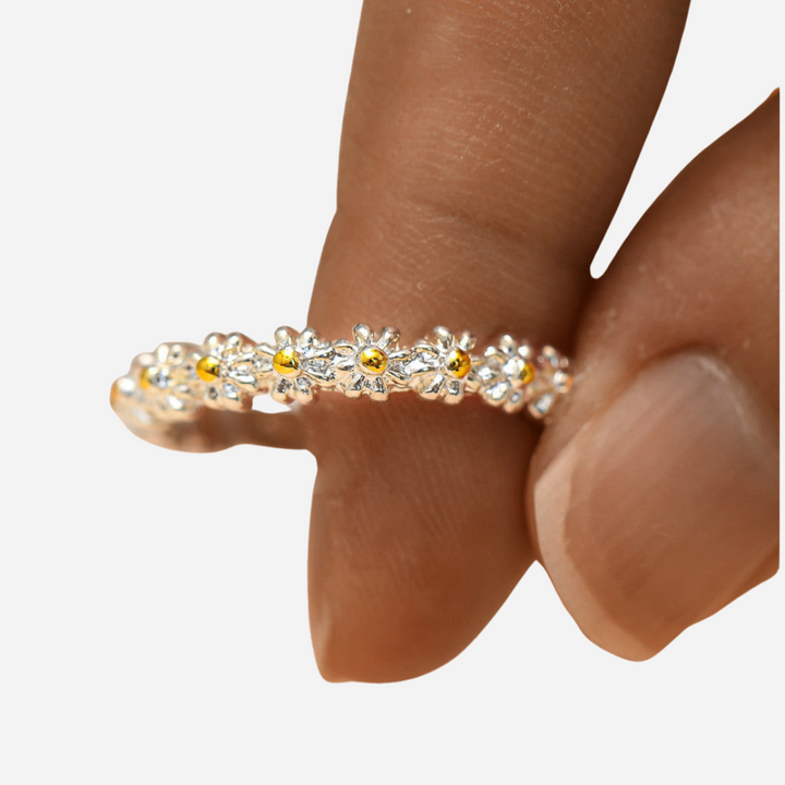 Adjustable Ring with Daisies