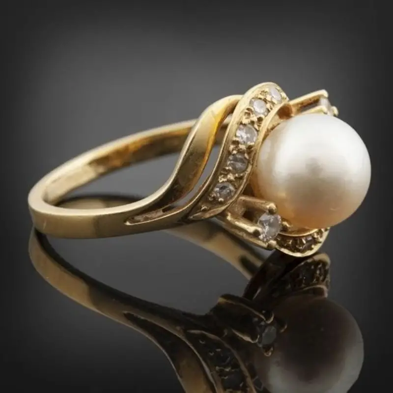 Elegant Ring with Pearl